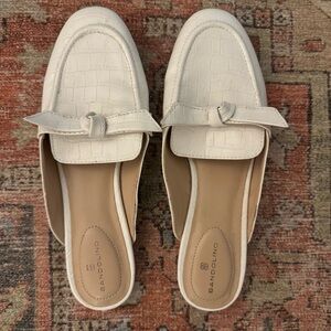 Bandolino Women's Cream Croc-Embossed Mules